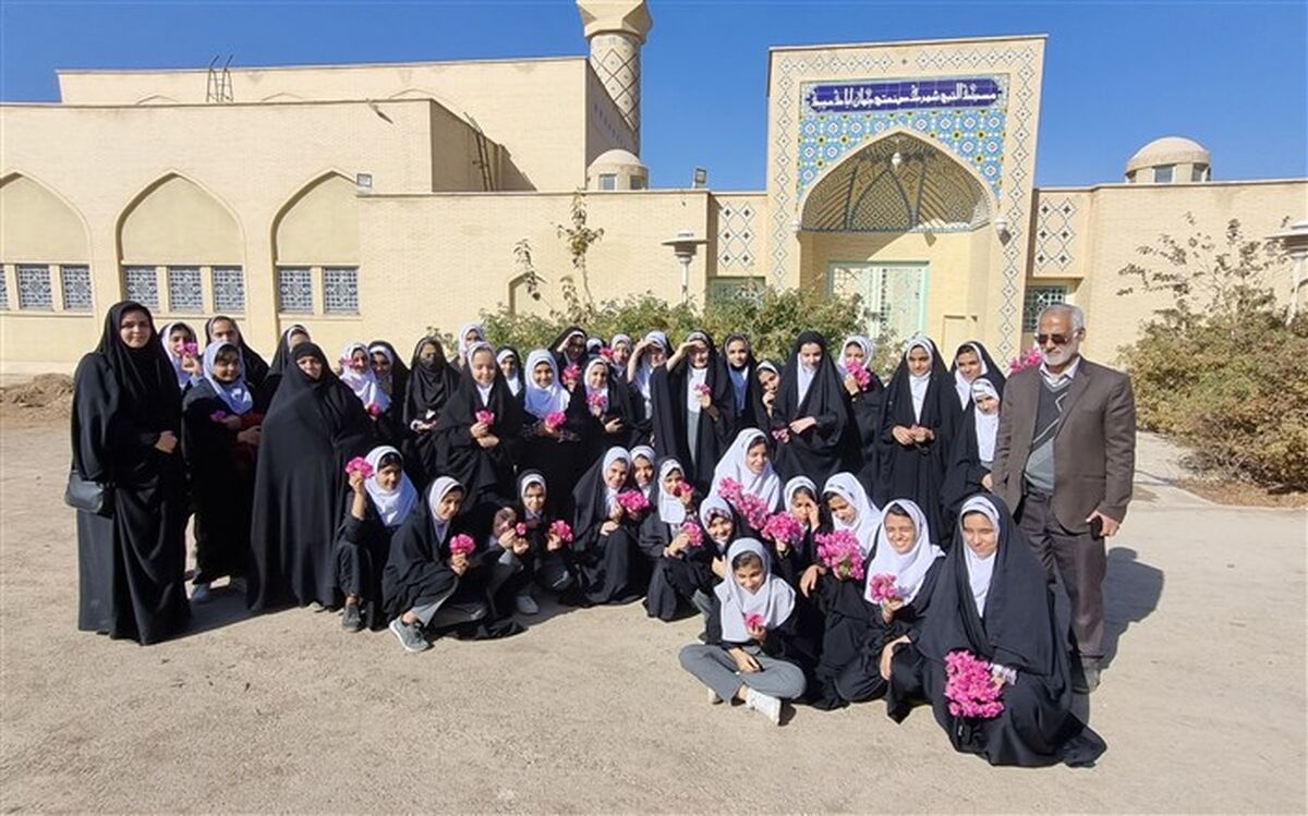 بازدید دانش‌آموزان میبد  از دو کارخانه مواد غذایی و آشنایی با محیط کار/فیلم