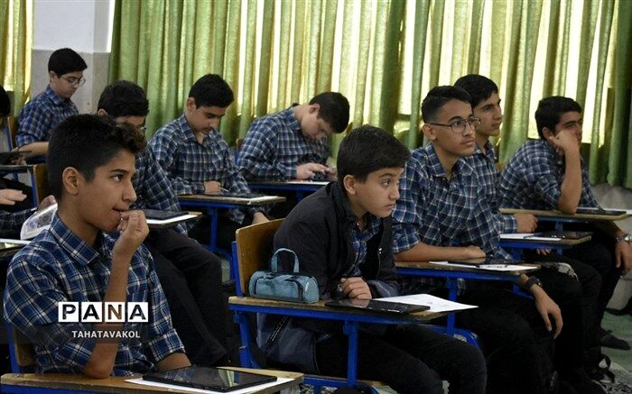دانش‌آموزان در مدارس قزوین یاد شهدای دانش‌آموز را گرامی داشتند/ فیلم