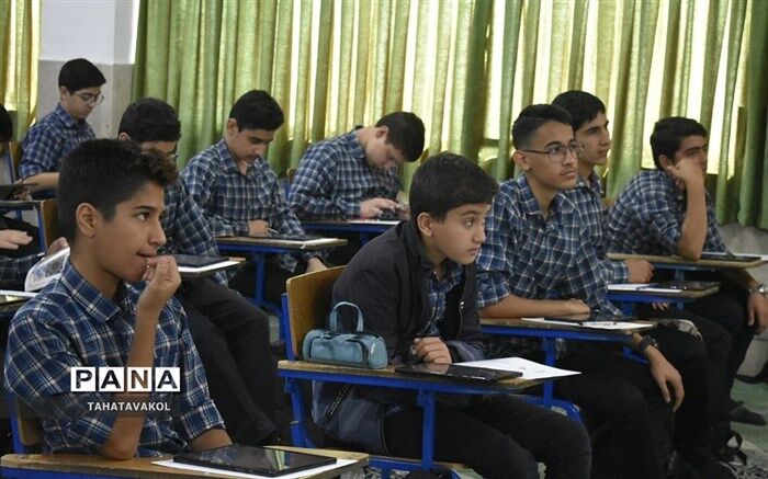 دانش‌آموزان در مدارس قزوین یاد شهدای دانش‌آموز را گرامی داشتند/ فیلم