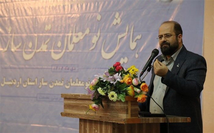 معلمان باید پیش‌قراول علم و دانش روز باشند