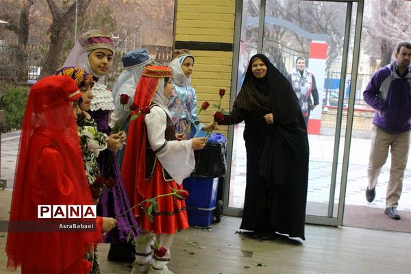 نمایشگاه دستاوردهای هنرستان های دخترانه