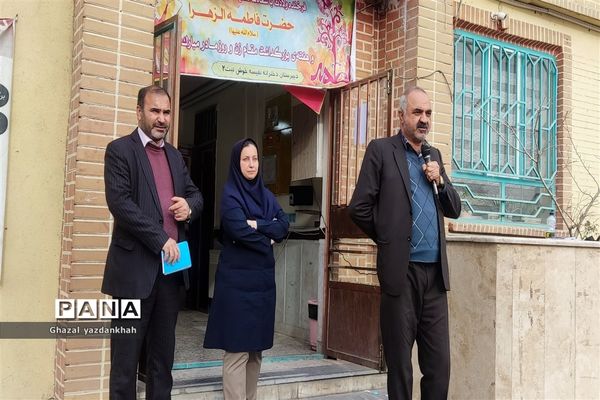 بازدید کارشناسان منطقه تبادکان از فرآیند برگزاری امتحانات دی ماه