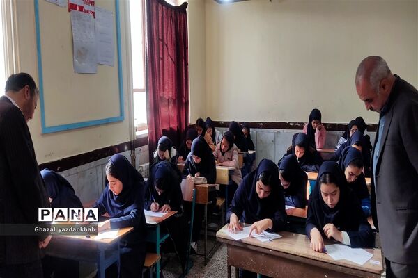 بازدید کارشناسان منطقه تبادکان از فرآیند برگزاری امتحانات دی ماه
