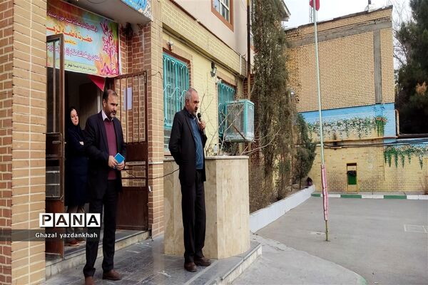 بازدید کارشناسان منطقه تبادکان از فرآیند برگزاری امتحانات دی ماه