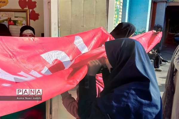 پرچم اباعبدالله الحسین (ع) در دبیرستان حداد ۲