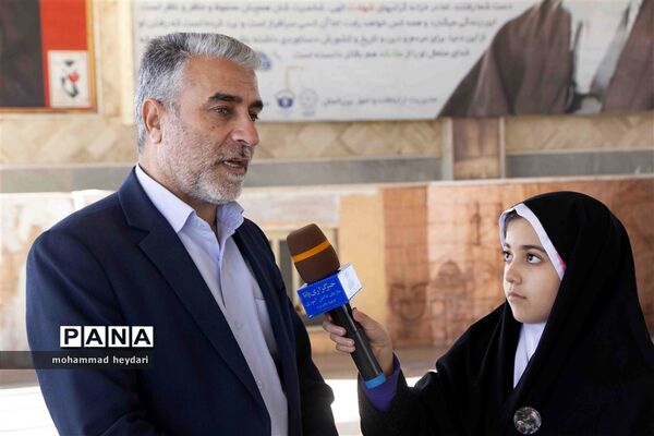 غبارروبی مزار شهدا توسط دانش‌آموزان یزدی