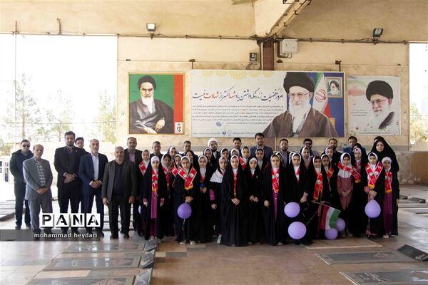 غبارروبی مزار شهدا توسط دانش‌آموزان یزدی