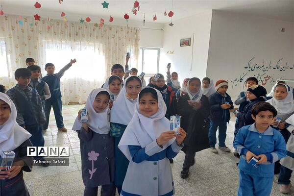 توزیع شیر رایگان در مدرسه شهید عرب پایگاه شهر آباد