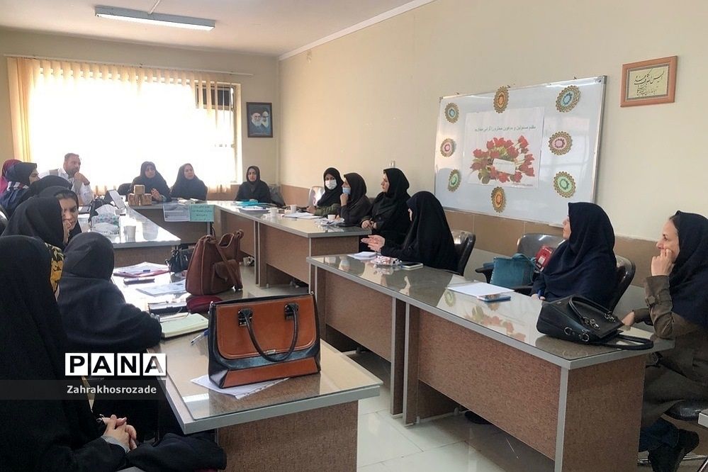 جلسه مشاوران متوسطه دوم و هنرستان‌ها در ناحیه دو شهرری
