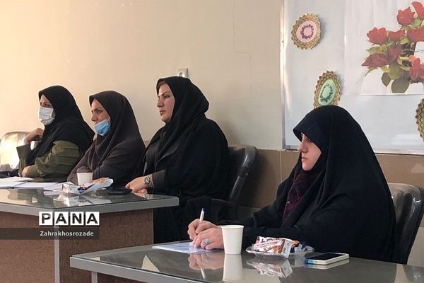 جلسه مشاوران متوسطه دوم و هنرستان‌ها در ناحیه دو شهرری