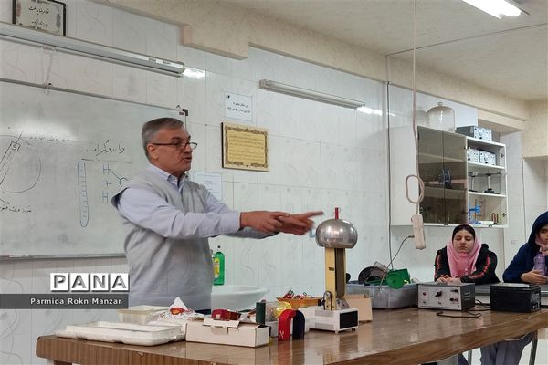 بازدید دانش‌آموزان آموزشگاه شاهدفاطمه الزهرا(س) ازآزمایشگاه پژوهش‌سرای رازی