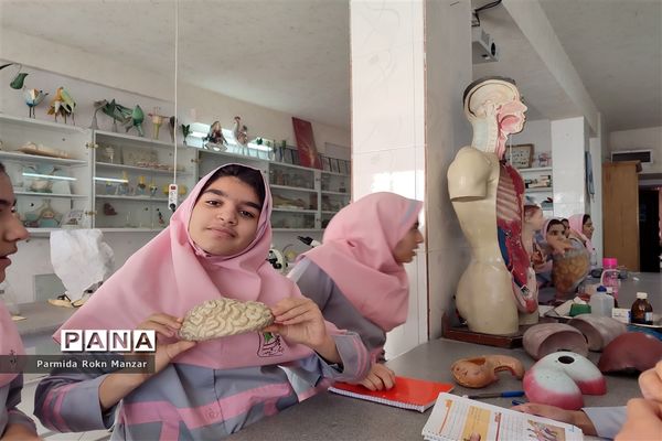 بازدید دانش‌آموزان آموزشگاه شاهدفاطمه الزهرا(س) ازآزمایشگاه پژوهش‌سرای رازی