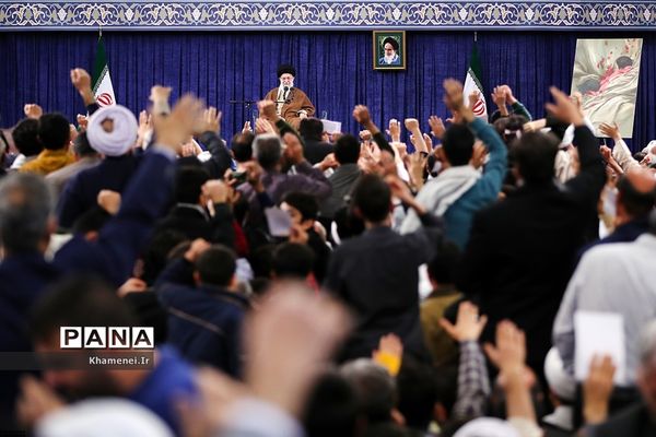 دیدار هزاران نفر از مردم قم با رهبر معظم انقلاب