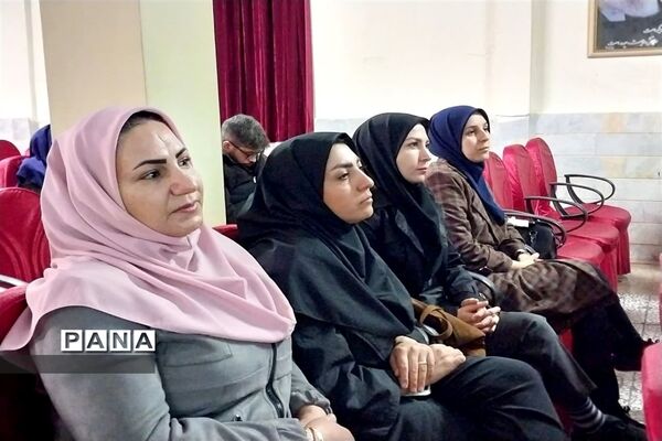 نشست توانمندسازی مراقبین سلامت ناحیه یک بهارستان