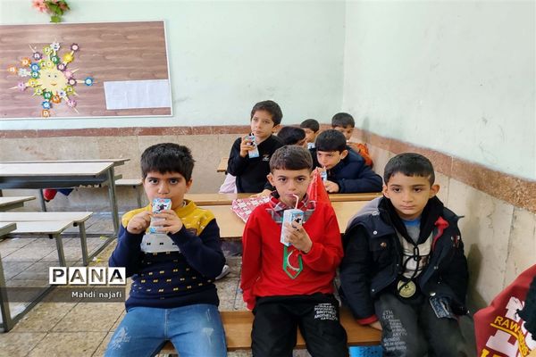 توزیع شیر رایگان در مدارس آبادی