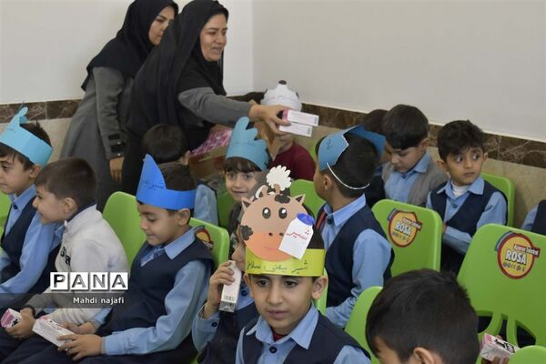 توزیع شیر رایگان در مدارس آبادی