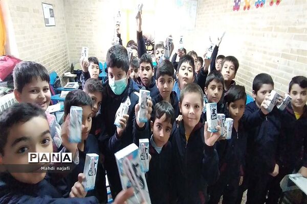 توزیع شیر رایگان در مدارس آبادی