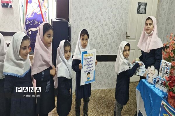 توزیع شیر رایگان در مدارس آبادی
