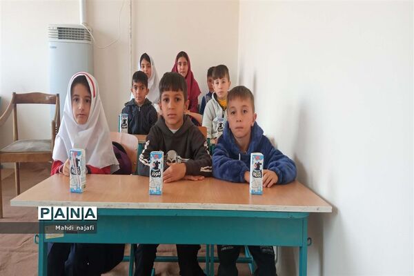 توزیع شیر رایگان در مدارس آبادی