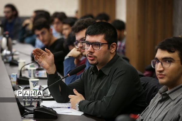 نشست صمیمی وزیر آموزش‌وپرورش با مدال‌آوران المپیادهای علمی