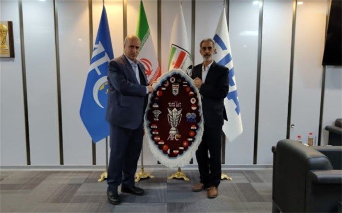 اهدای تابلو‌فرش جام ملت‌های آسیا به تاج‌