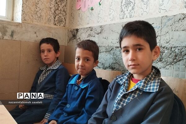 حضورخیرین موسسه محبان الزهرا(س) مشهد مقدس در جمع دانش‌آموزان روستای چرم کهن شهرستان کلات