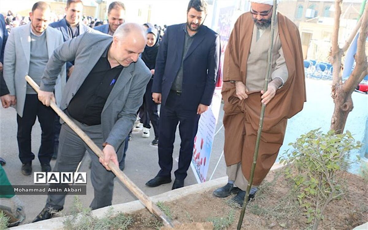 بازدید از اجرای طرح شهید مرادی با رویکرد پویش ایران سرسبز در دبستان ساجدین ناحیه یک شهرری /فیلم