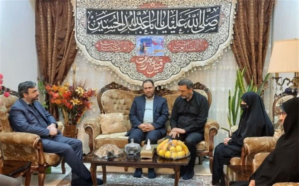 دیدار وزیر آموزش‌وپرورش با خانواده شهیده فائزه رحیمی
