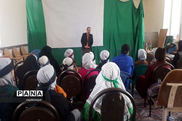 برگزاری کارگاه توانمندی سرود وتئاتر در ابرکوه