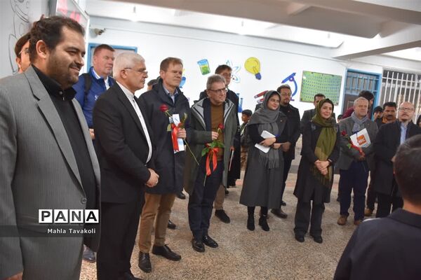 بازدید سفیران کشورهای نروژ و دانمارک از دبستان عرش ناحیه یک مشهد