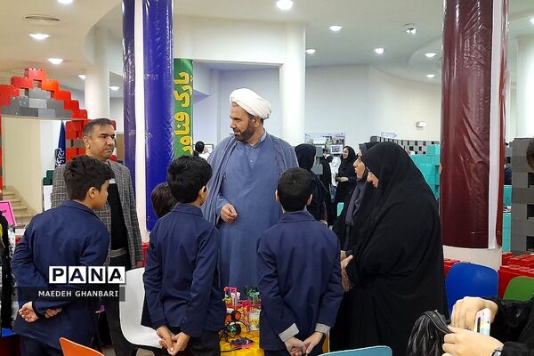 افتتاحیه نمایشگاه دستاوردهای پژوهشی دانش‌آموزی مدارس غیردولتی و هیئت امنایی در پارک فناوری پردیس