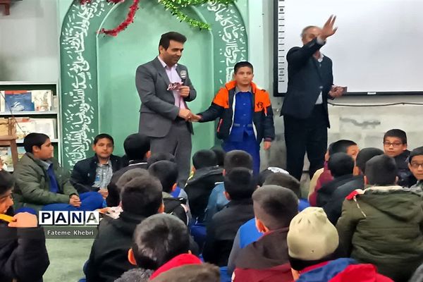 برگزاری نمایشگاه دست‌سازه‌ها و کاردستی در دبستان شهید محلاتی مهریز