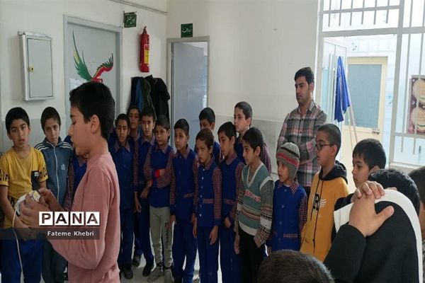 برگزاری نمایشگاه دست‌سازه‌ها و کاردستی در دبستان شهید محلاتی مهریز