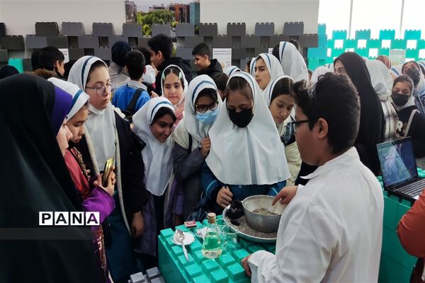بازدید دانش‌آموزان شهرستان قدس از دومین نمایشگاه دستاوردهای پژوهشی در بخش دانش‌آموزی  پارک فناوری پردیس