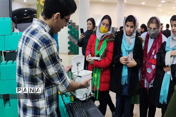 بازدید دانش‌آموزان شهرستان قدس از دومین نمایشگاه دستاوردهای پژوهشی در بخش دانش‌آموزی  پارک فناوری پردیس