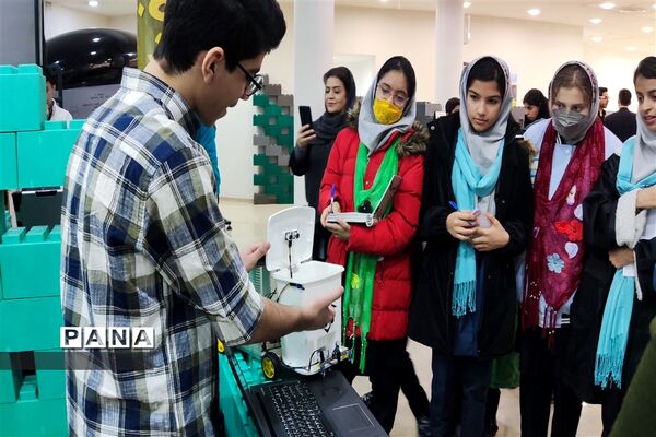 بازدید دانش‌آموزان شهرستان قدس از دومین نمایشگاه دستاوردهای پژوهشی در بخش دانش‌آموزی  پارک فناوری پردیس