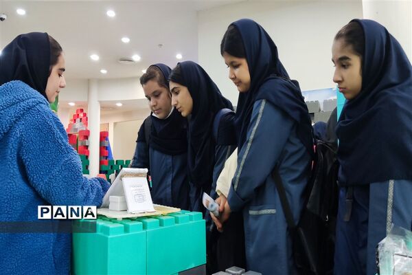 بازدید دانش‌آموزان شهرستان قدس از دومین نمایشگاه دستاوردهای پژوهشی در بخش دانش‌آموزی  پارک فناوری پردیس