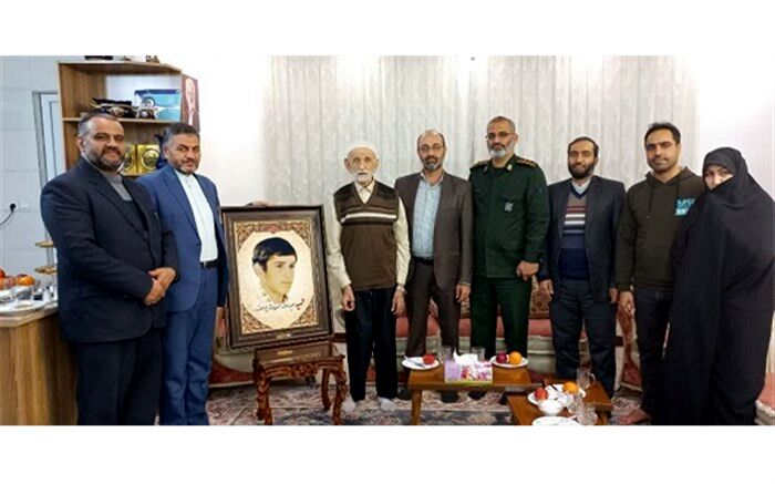 دیدار مدیرکل آموزش و پرورش استان قم با خانواده دانش‌آموز شهید «مهرورز»