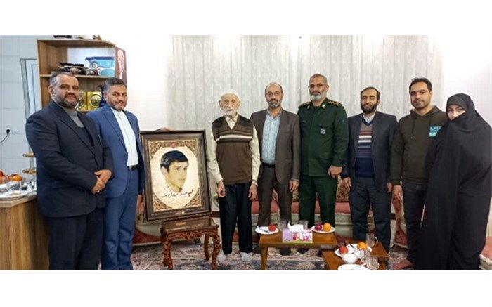 دیدار مدیرکل آموزش و پرورش استان قم با خانواده دانش‌آموز شهید «مهرورز»