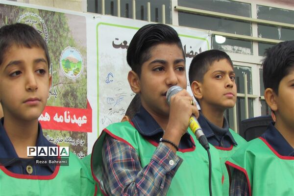 نمایشگاه  روز ملی هوای پاک در دبستان گلستان مشهد