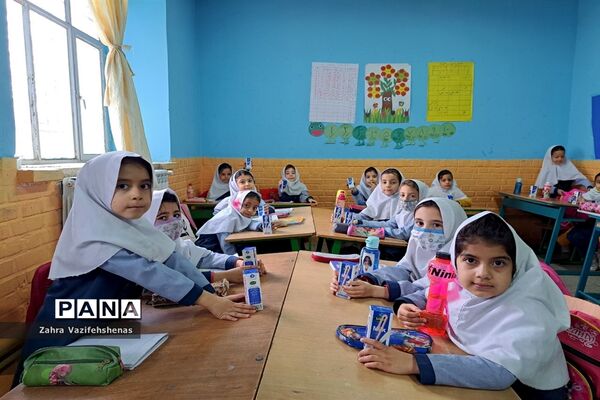 توزیع شیر رایگان در دبستان دخترانه فجر دوره اول و دوم شهرستان شیروان