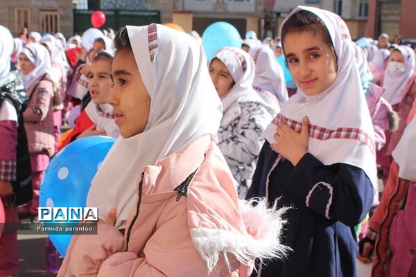 نواختن زنگ هوای پاک در مدرسه نبی‌اکرم یک بهارستان2