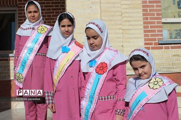 نواختن زنگ هوای پاک در مدرسه نبی‌اکرم یک بهارستان2