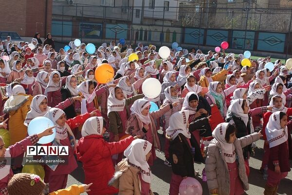 نواختن زنگ هوای پاک در مدرسه نبی‌اکرم یک بهارستان2