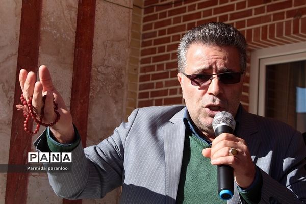 نواختن زنگ هوای پاک در مدرسه نبی‌اکرم یک بهارستان2