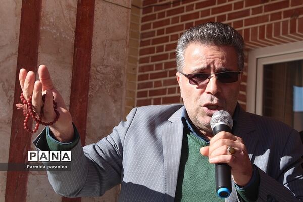 نواختن زنگ هوای پاک در مدرسه نبی‌اکرم یک بهارستان2