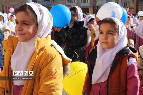 نواختن زنگ هوای پاک در مدرسه نبی‌اکرم یک بهارستان2