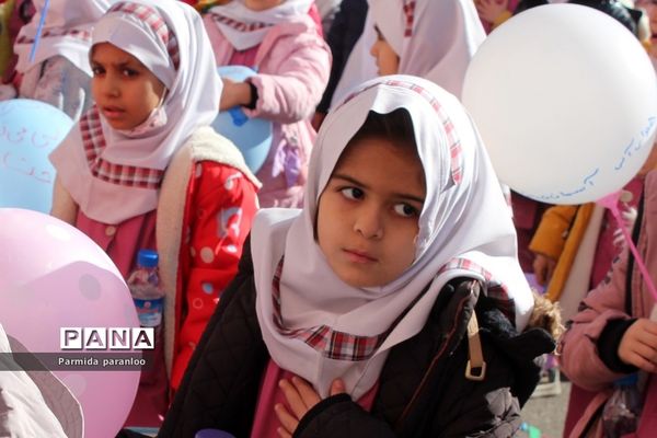 نواختن زنگ هوای پاک در مدرسه نبی‌اکرم یک بهارستان2