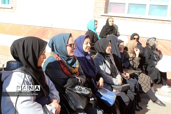 نواختن زنگ هوای پاک در مدرسه نبی‌اکرم یک بهارستان2