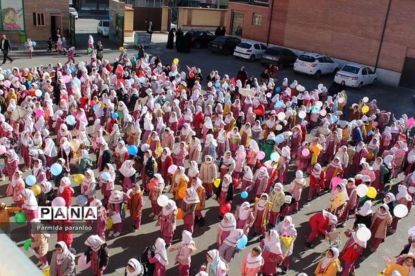 نواختن زنگ هوای پاک در مدرسه نبی‌اکرم یک بهارستان2